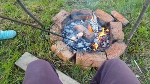 Как приготовить сосиски на огне и не сжечь дачу? | Готовим вместе с поваром |
