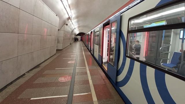 Прибытие и отправление поезда Москва 2019 от станции Лубянка. Сокольническая линия смотреть онлайн