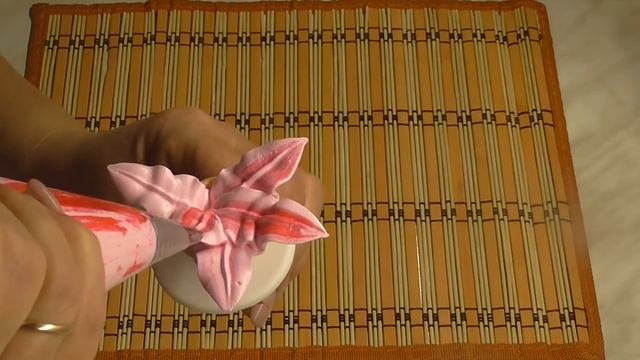 .Белковый крем.Как пользоваться насадкой лепесток.Лилия из крема.