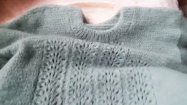 Свитер  из пуха норки спицами. Регланом сверху.
