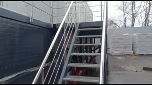 Лестница с оцинкованными решётчатыми ступенями и ограждением из нержавеющей стали