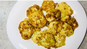 Одна куриная грудка, одно яйцо и немного кабачка - получаются сочные рубленные куриные котлеты