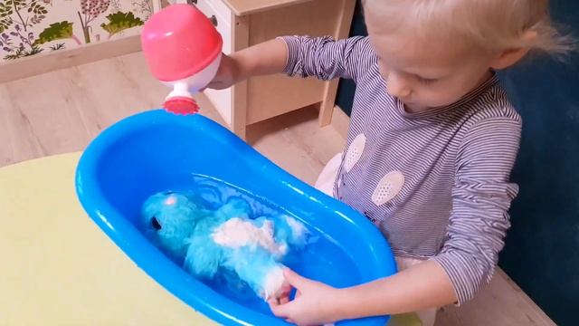 СЮРПРИЗ на улице! Кого это мы нашли?!!! (пушистик потеряшка Scruff a Luvs) Поиграйка с Юноной. смотреть онлайн