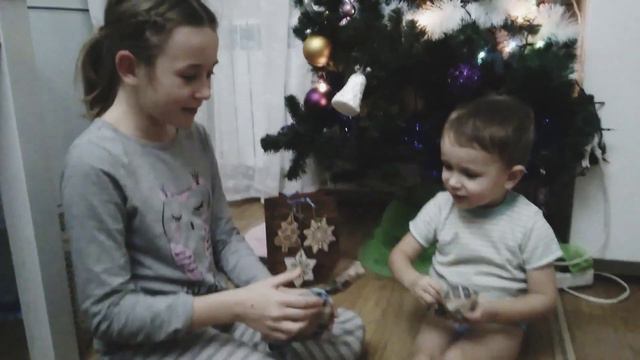 #ПОДАРКИ 🎁🎁 ОТ ДЕДА МОРОЗА 🎅открываем вместе со своим маленьким помощником 👶 смотреть онлайн