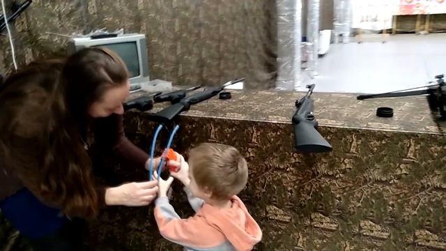 Илюшка попал в ЦЕЛЬ 18. Семейный стрелковый клуб.  Детский канал Илюшка Junior смотреть онлайн