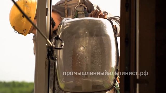 Монтаж уличного светильника Днат 400 на фасаде здания  промышленныйальпинист.рф