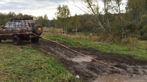 Тойота Ленд Крузер 80 на бездорожье, в грязи на триальной трассе [ Охота на лис, 2015 ]