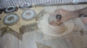 Обычная самоделка из обрезков дубового паркета.