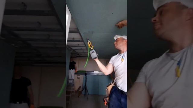 Зашивка потолка на ходулях. Drywall installation on stilts смотреть онлайн