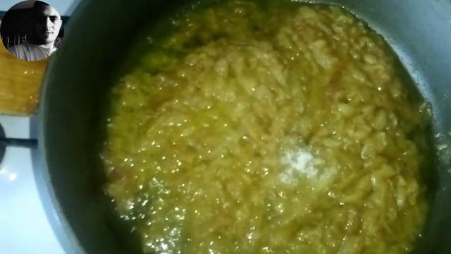 Жареные куринные крылья с луком и с сахаром