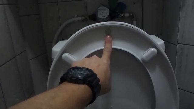 Сделай сам. Лайфхак: если падает крышка унитаза:)