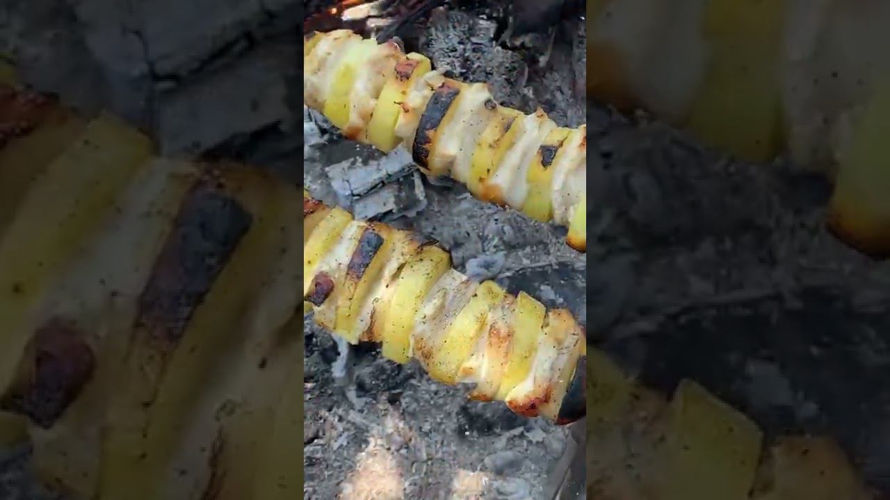 Очень вкусный и сытный обед на даче, картофель, сало и курица чередуются на шампуре в фольге. смотреть онлайн