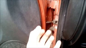 когда и как смазывать ограничители дверей автомобиля!