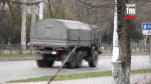 Колонна военной техники движется по улице Кирова