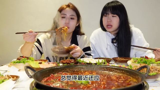 和闺蜜吃爆辣重庆火锅，一口上头，真—主打满足自己～ смотреть онлайн