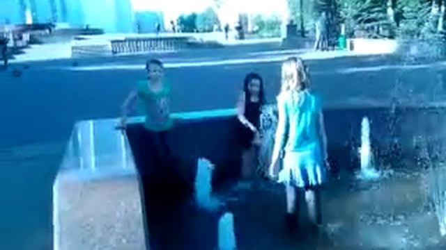 Девочки купаются в фонтане смотреть онлайн