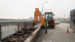 Октябрьский мост в Новосибирске стал опасен для пешеходов — видео
