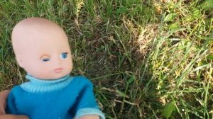 Кукла упала с качелей