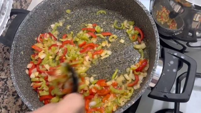 МУЖ ТУРОК ГОТОВИТ ТУРЕЦКИЙ ЗАВТРАК - МЕНЕМЕН. ТУРЕЦКАЯ ЯИЧНИЦА