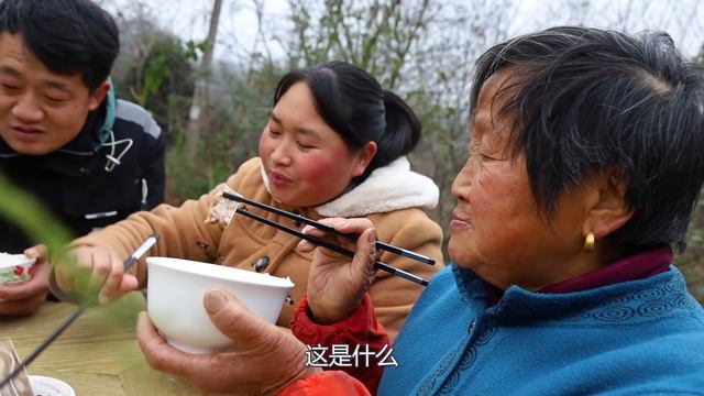 胖妹腌200斤腊肉，手忙脚乱搞不定，还好老妈来救场，老将出马就是牛！【陈说美食】