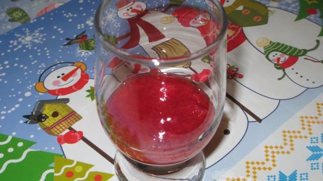 Клубничный морс из протёртой замороженной с сахаром ягоды