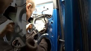Как снять заменить стекло задней двери AUDI A4 B7demontaz szyby drzwi tyl!