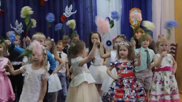 Танец с цветами в детском саду (Как весело качается цветок) / Kindergarten Dance in Russia смотреть онлайн