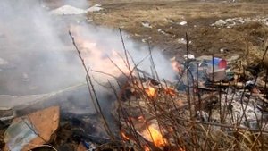 Водой тушили бочку с горящим солидолом