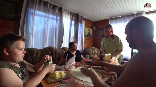 VLOG! Решили себя немного побаловать?/Готовим пиццу и капустный пирог на даче?/Всей семьёй на даче! смотреть онлайн