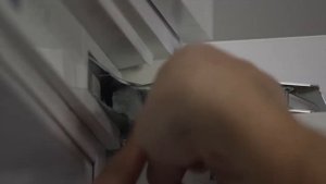 Монтаж встраиваемой техники Liebherr - регулировка силы натяжения пружины шарнира