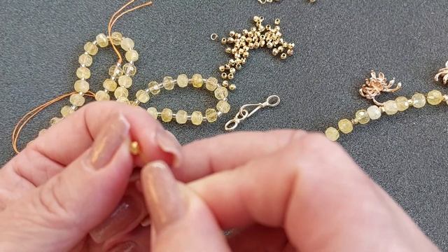 НЕЖНЫЙ КОМПЛЕКТ ИЗ ЦИТРИНА..И ..МЕЖДУ ДЕЛОМ.. смотреть онлайн