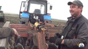 Трактора Т-150К "Гена" и "Ихтиандр" в поле на культивации под сев. И сразу поломки.