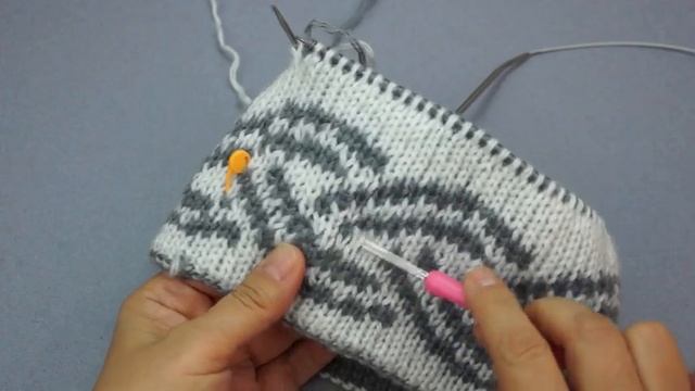 Красивая теплая шапка двухсторонний жаккард.