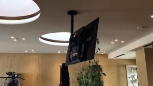 моторизованный поворотный потолочный кронштейн для телевизора