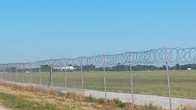 Emirates take off in Zagreb Airport смотреть онлайн