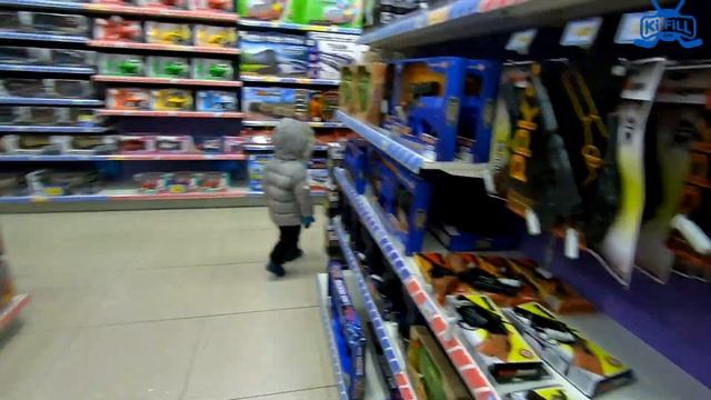 КАКОЙ ПОДАРОК КУПИТ  в МАГАЗИНЕ ИГРУШЕК ФИЛИПП для КИРИЛЛА? KiFill boys