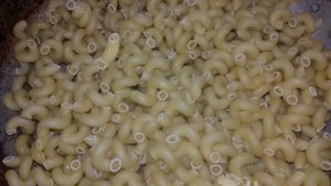 Жареные макароны-спиральки с фаршем