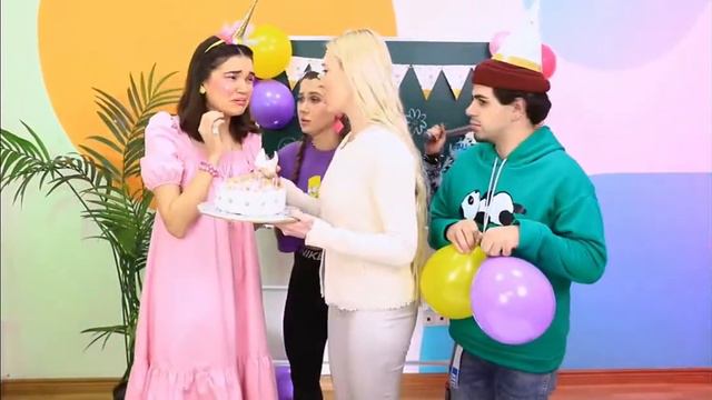 мега плохая девушка ☠VS мега хорошая девушка 🦄 смотреть онлайн