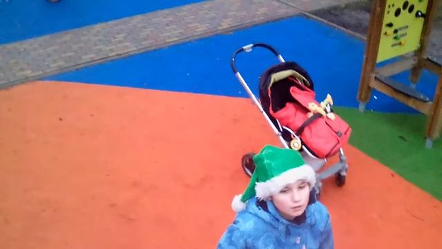 Мы сестрой гуляли на площадке смотреть онлайн