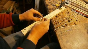 Вязание капроновых нитченок на простейшем приспособлении.