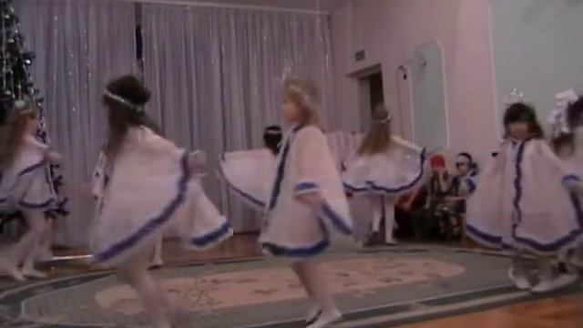 Танец СНЕЖИНКИ ср.гр.
