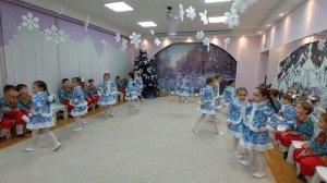 Танец "Снег дорожки все замел"