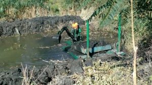 Плавающий мини экскаватор для чистки водоемов