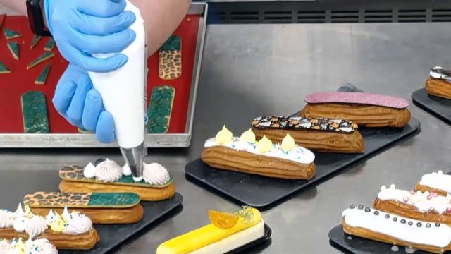 Ингредиенты и аксессуары Италики для украшения эклеров.