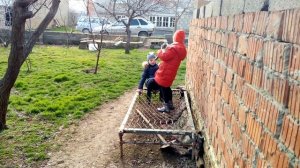 Сабина играет с сестрой и братиком.  У сестренки нога застряла в старой кровати !