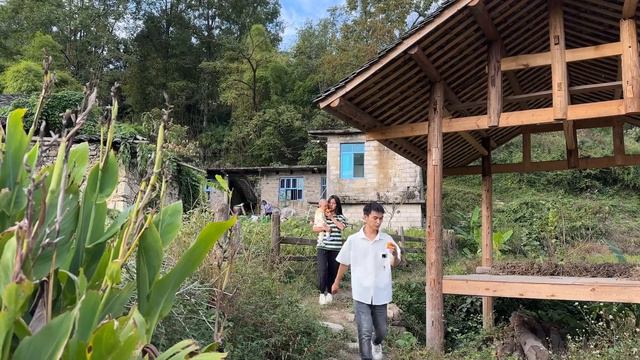 90后夫妻带着小孩住深山老房子，过着让人羡慕的田园生活，一般人还在真不敢住 смотреть онлайн