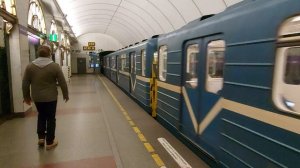 Отправление метропоезда со станции Звенигородская, Санкт-Петербург