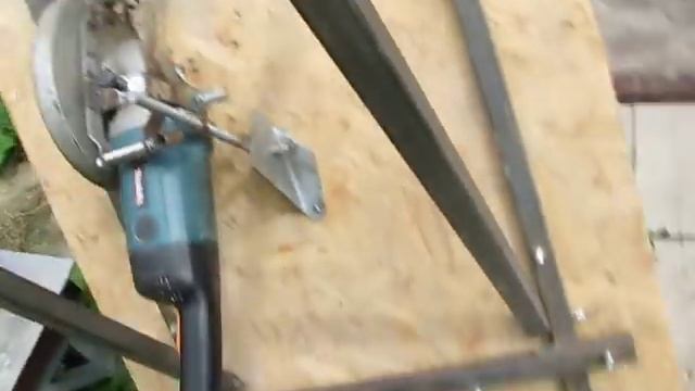 Циркулярка из болгарки + робота https://youtu.be/P5XO3nHggOc смотреть онлайн