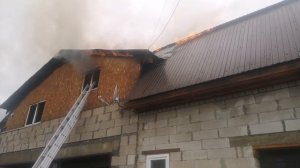 В Липецке на площади Мира полыхает частный жилой дом