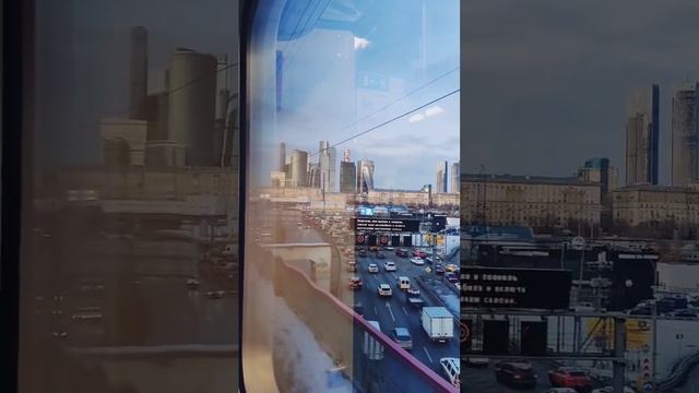 Из окна поезда #ласточка по #МЦК. Вид на Москву-Сити. смотреть онлайн